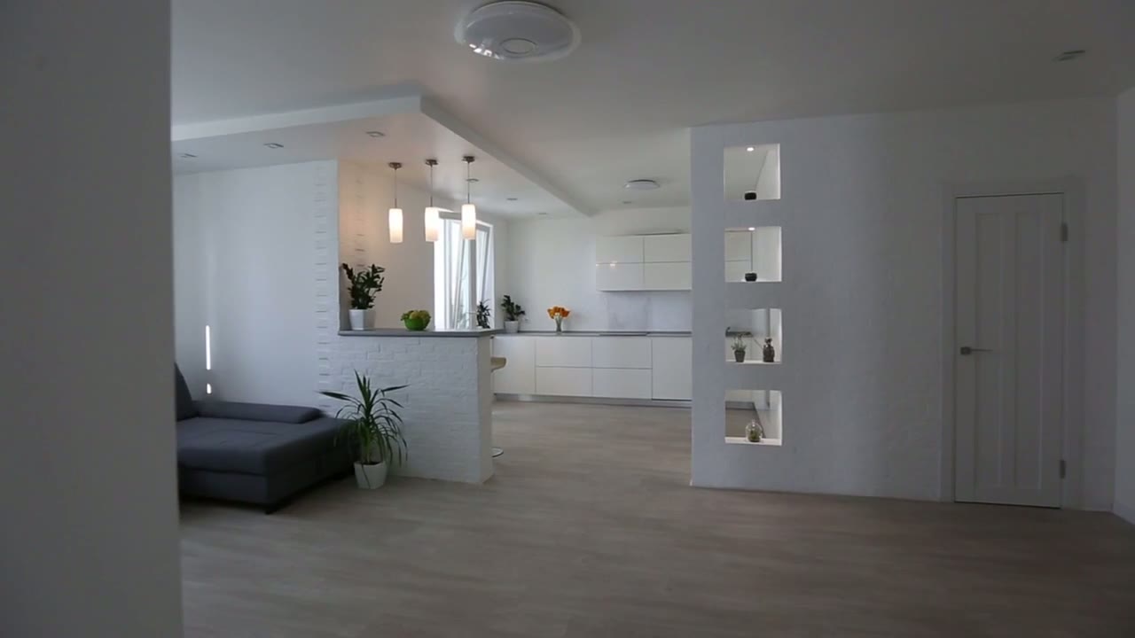 Helles, modernes Wohnzimmer mit offener Küche nach der Reinigung